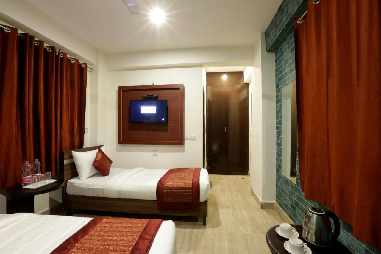 Hotel Sky Wood At Airport Nova Deli Exterior foto